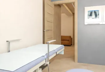 Modern physical therapy clinic interior visualization VARC